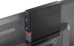 Lenovo ThinkCentre M700 Tiny za monitorem
